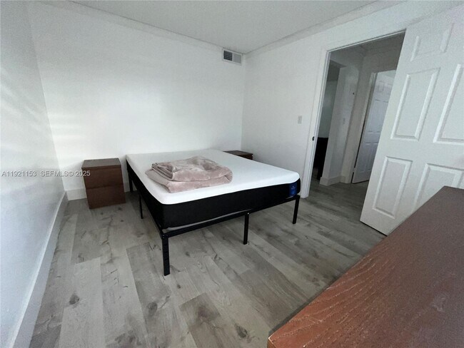 Building Photo - 326 Wilson St