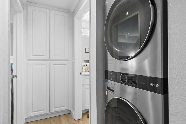 Building Photo - Remodeled River-View Corner Unit with Oversized Patio