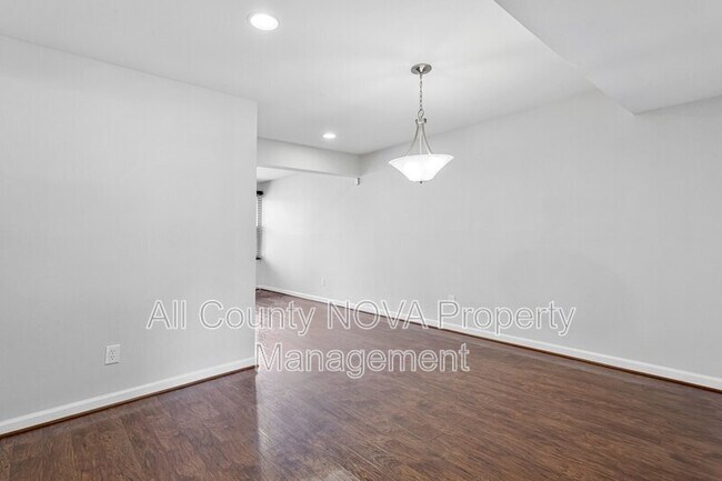 Building Photo - 9995 Campus Way S