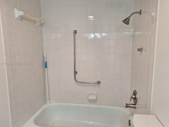 Building Photo - 901 Hillcrest Dr