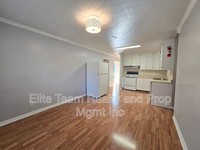 Building Photo - 910 Holly Dr