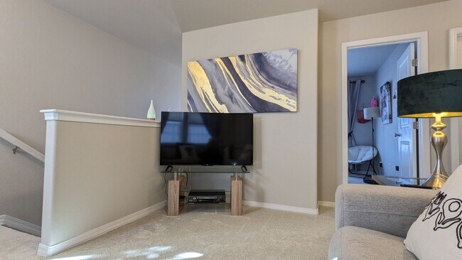 Building Photo - IMMACULATE 4 BED/2.5 BATH CUSTOM BUILT HOME IN SKYLINE RIDGE!