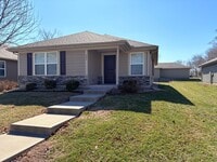 Building Photo - 2 Bed | 2 Bath | 2 Car Garage Single Level Home in Raymore w/ Move In Special