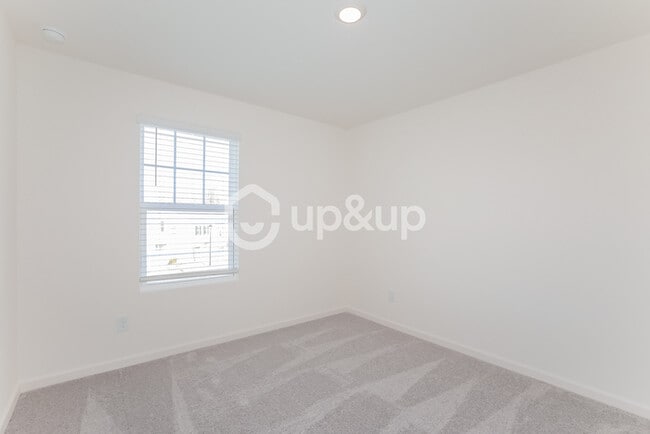 Building Photo - Fantastic 3bd/2.5ba home! Coming soon!