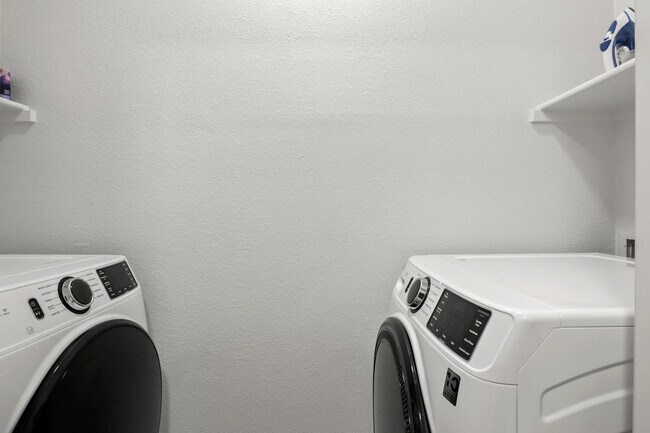 Building Photo - 875 W Pecos Rd