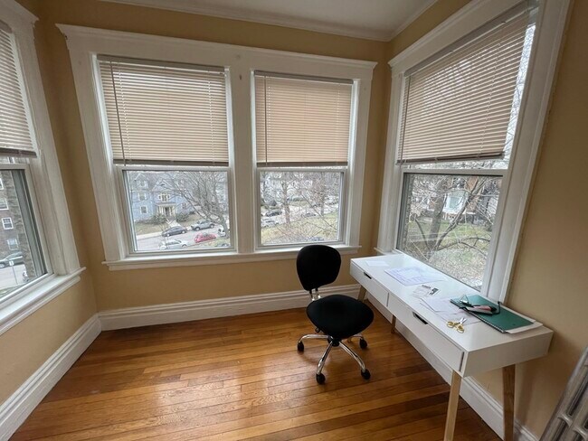 Building Photo - 59A Strathmore Rd