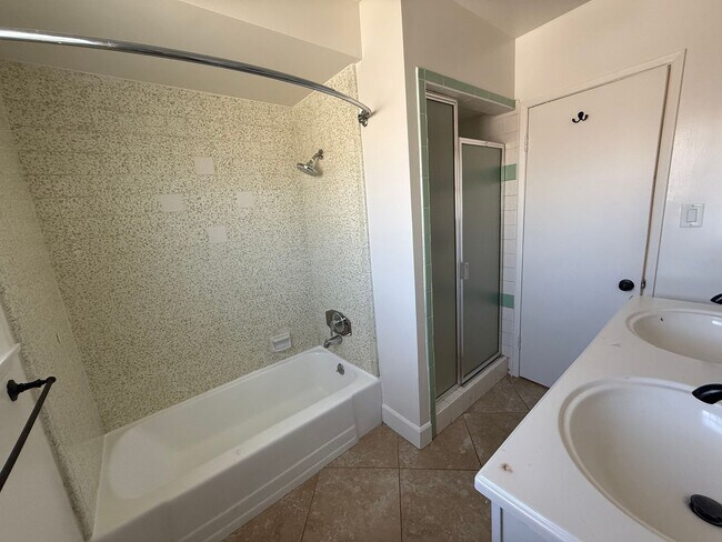 Building Photo - Newly Renovated Single-Family Home in Sun ...