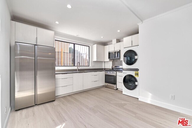 Building Photo - 536 N Oxford Ave