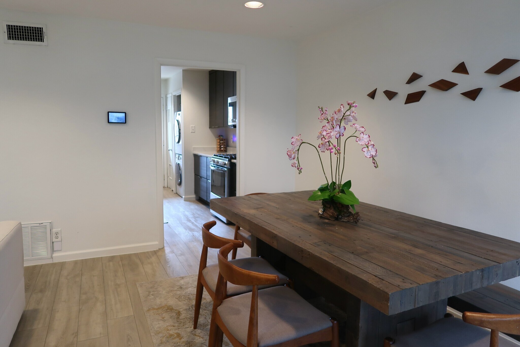 Building Photo - 1106 W 6th St