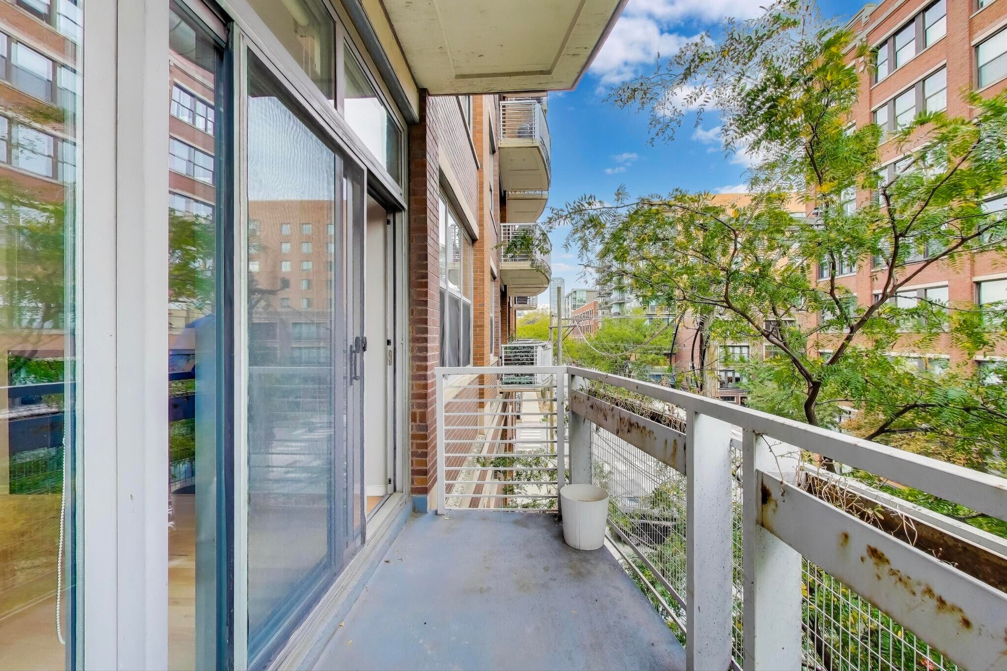 Building Photo - 933 W Van Buren St