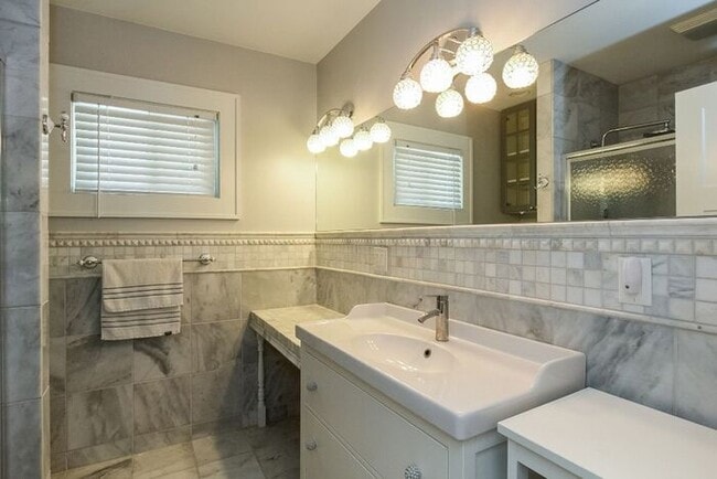 Building Photo - $4,400 | 5 Bedroom, 3 Bathroom House | Pet...