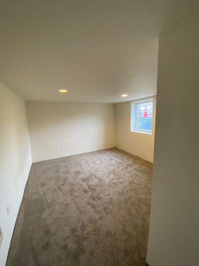 Building Photo - 1801 Russell Ave