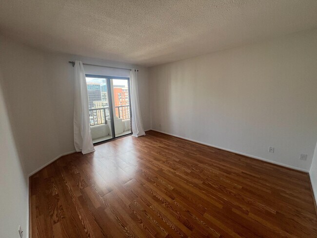 Building Photo - 1600 N Oak St