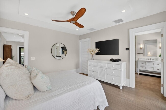 Building Photo - 400 Mola Ave