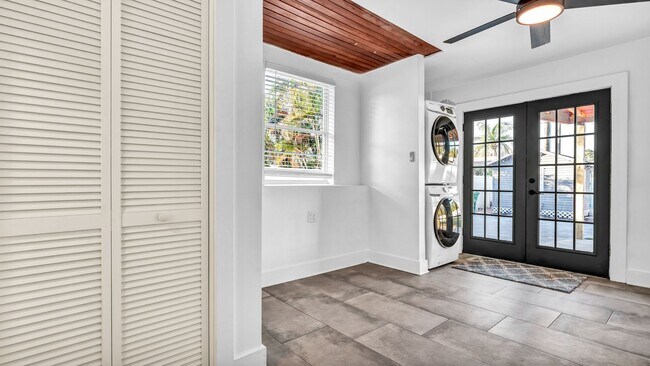 Building Photo - Beautiful S. Tampa 3BR/2BA remodeled home ...
