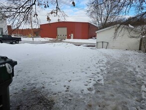 Building Photo - 220 Sara St