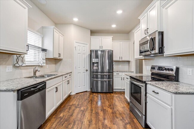 Building Photo - 4/2.5 in Midway ISD