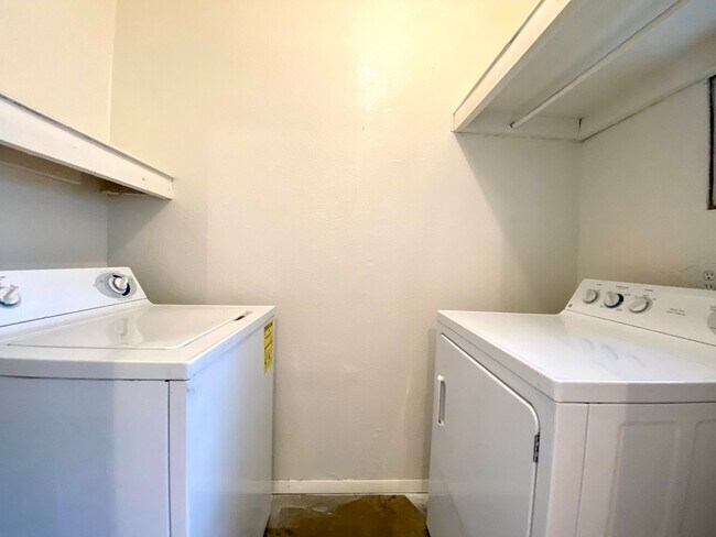 Building Photo - South Congress- 3/2 House- $3400