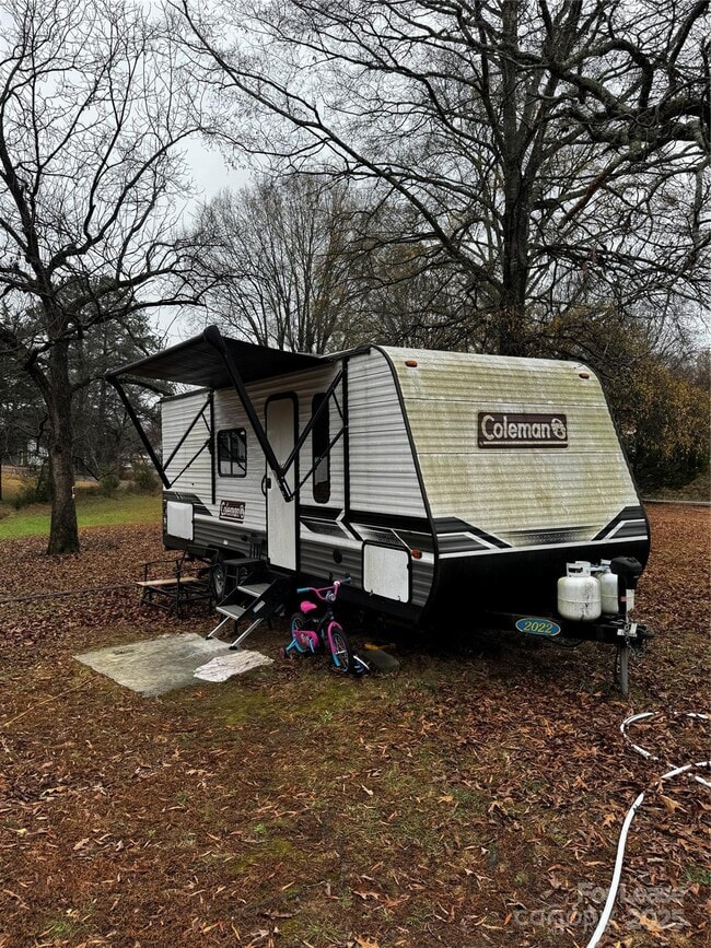 Building Photo - 404 Moss Springs Rd