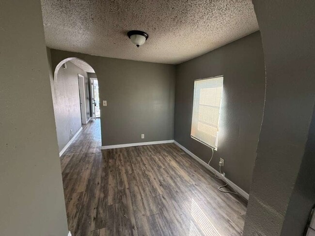 Building Photo - Cozy Plant City Bungalow