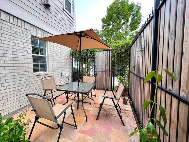 Building Photo - 1502 Crocker St