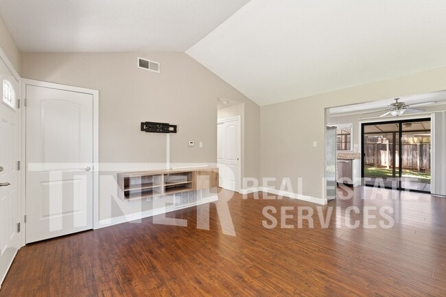 Building Photo - 8950 Salmon Falls Dr