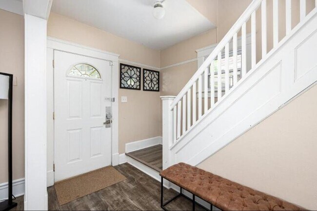 Building Photo - Walk to Downtown Ann Arbor - 3 bed/2 bath
