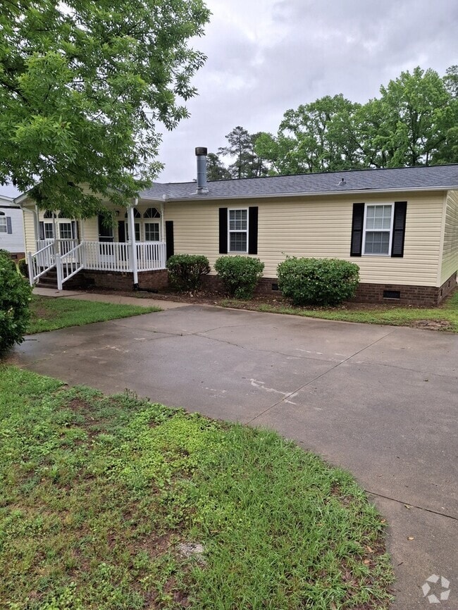 Building Photo - 4 Bedroom 2 Bath House