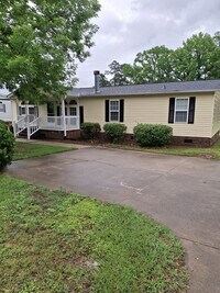 Building Photo - 4 Bedroom 2 Bath House