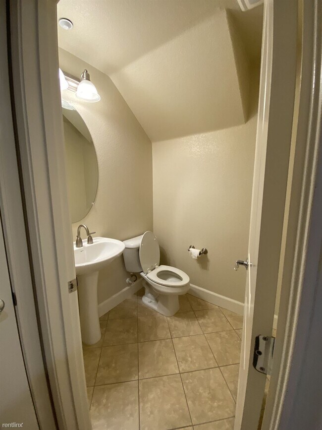 Building Photo - 2 br, 2.5 bath Townhome - 1714 Hillebrant ...