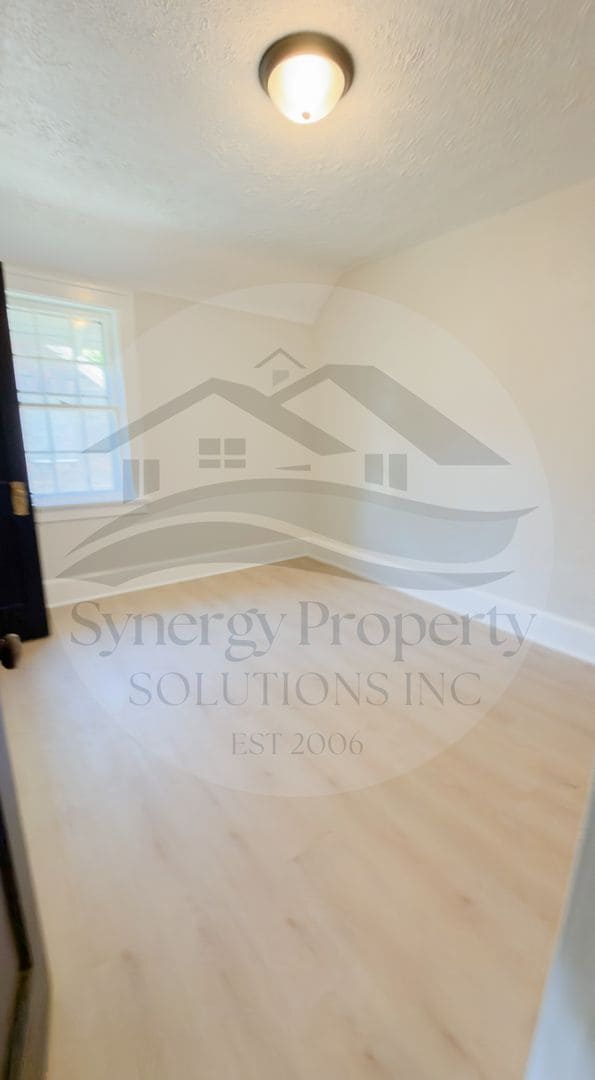 Building Photo - Large Home Available Now