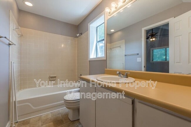 Building Photo - 505 Oakdale Rd NE