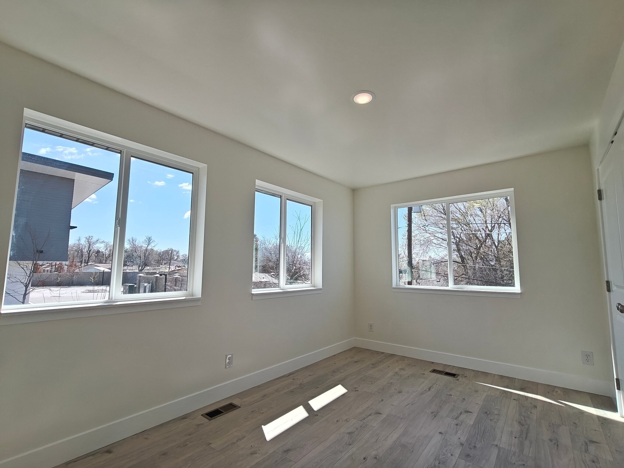 Building Photo - 6662 Highland Dr