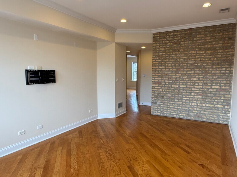 Separate living room space - 6150 N Ravenswood Ave