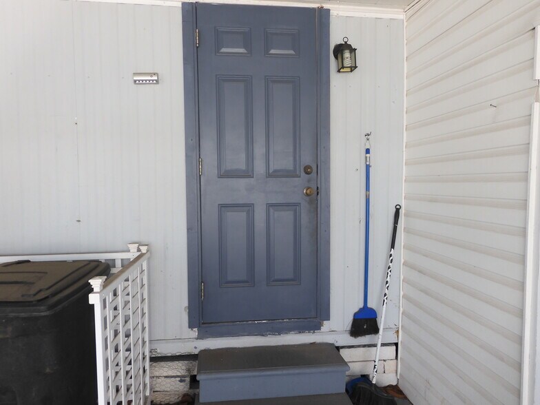 STEPS & HANDRAIL - 7831 Sunrunner Dr