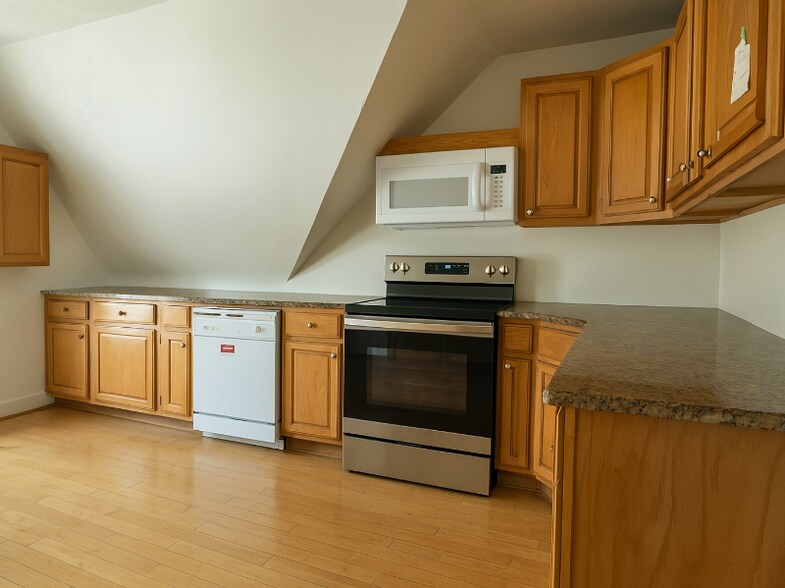 Building Photo - 18 Greylock Rd