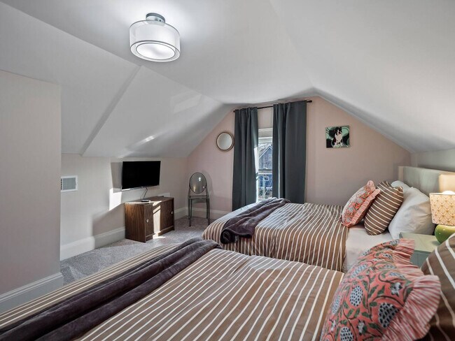 Building Photo - 6110 Ellen Ave