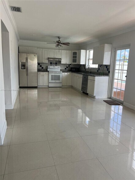 Building Photo - 2601 Acapulco Dr