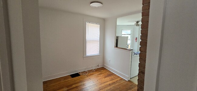 Building Photo - 208 Main St