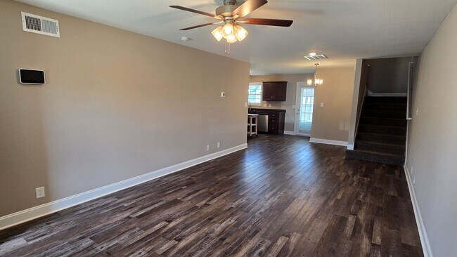 Building Photo - Beautiful 3 BDS 2 BA with fenced in yard