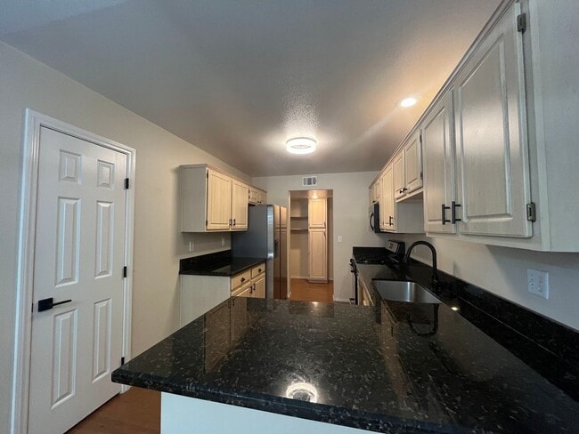 Building Photo - Charming Oversized 2 Bed, 2 Bath Townhouse...