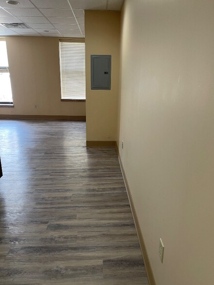 Building Photo - 102 E Otterman St