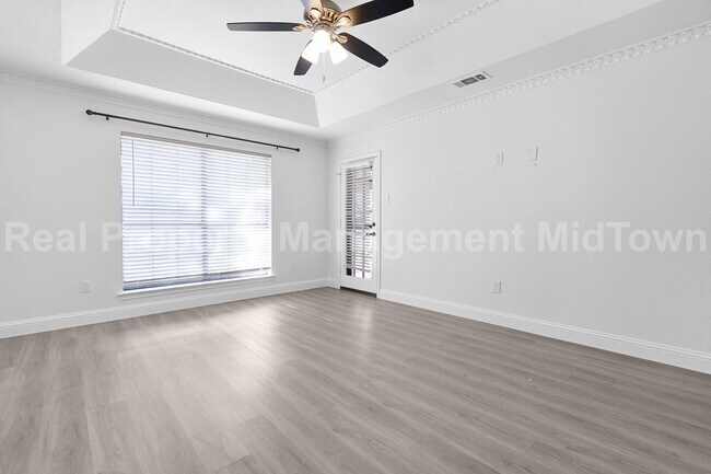 Building Photo - Charming Home Centrally Located in the DFW