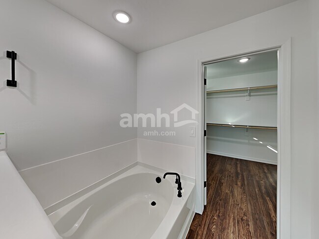 Building Photo - 779 S 150th Dr