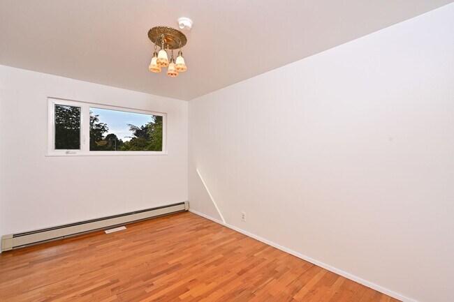 Building Photo - Spacious 4BR/2 BA Home in Quiet North-End ...
