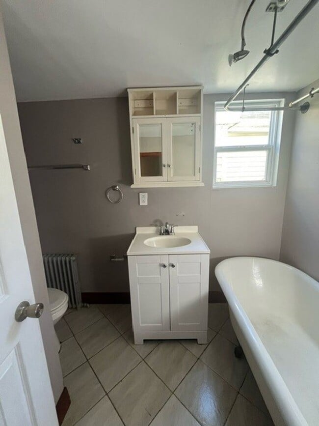 Building Photo - 3 bedroom 1 bathroom
