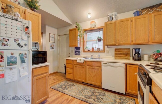 Side entrance opens into fenced backyard - 518 N Black Ave