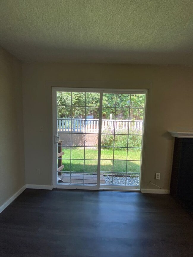 Building Photo - Updated Single Story Home Located in Orcutt with easy access to VSFB/Highway 135