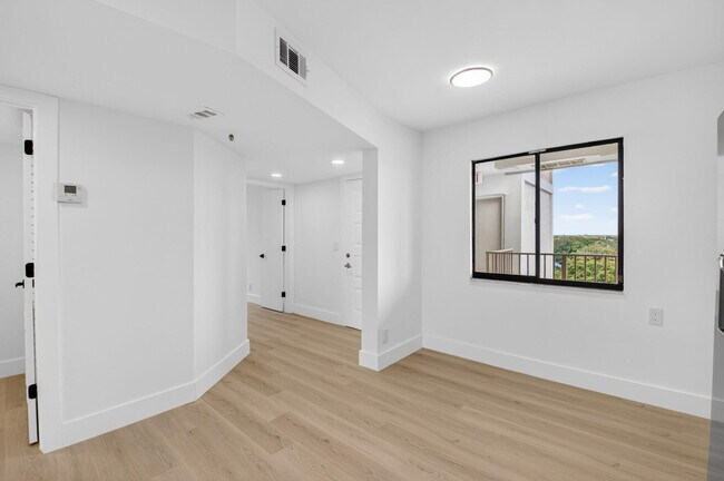 Building Photo - 14475 Strathmore Ln