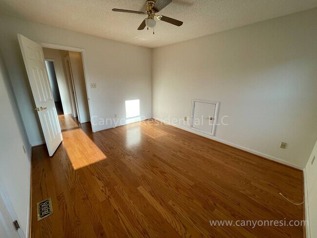 Building Photo - Beautiful 3b2b, ready to move in!